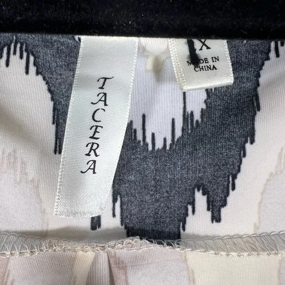 Tacera Monochrome Patterned Top - Picture 11 of 16